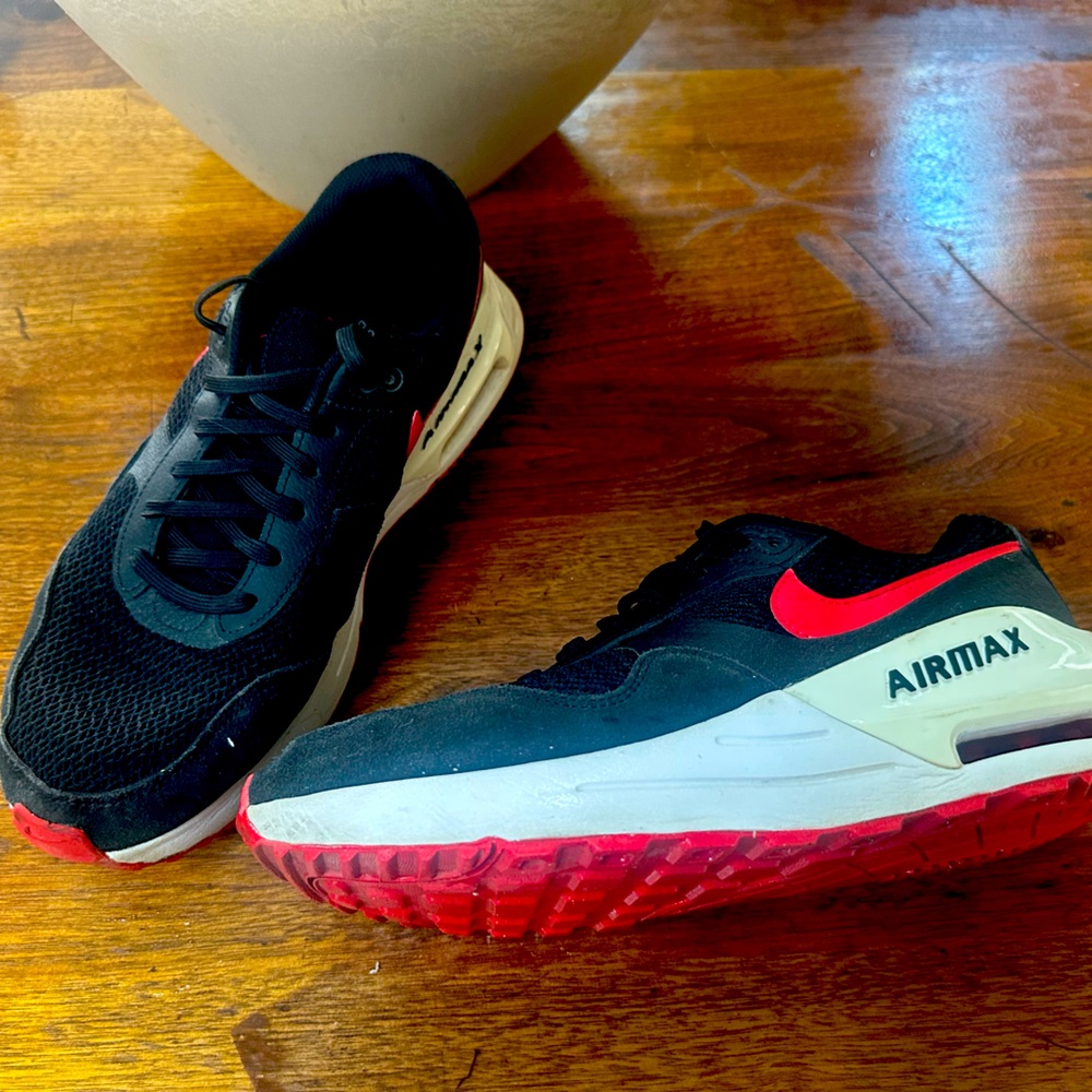 Men’s black and red Air Max